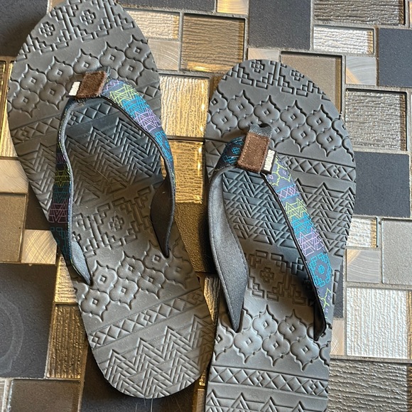 Mukluks flip flops - Picture 1 of 3